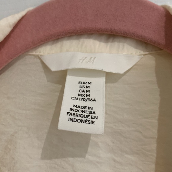 Delicate cream cross tie blouse from H&M.🍨 - Picture 2 of 8